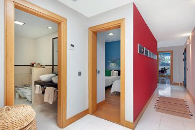 L-027 modernes Ferienhaus Lanzarote - Blick in Bad, Flur, Schlafzimmer