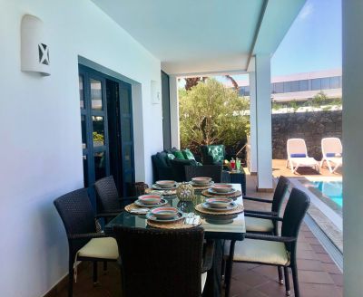 L-027 modernes Ferienhaus Lanzarote Aussenbereich mit Essplatz