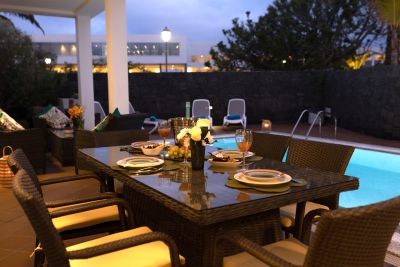 L-027 modernes Ferienhaus Lanzarote - Terrasse mit Essplatz und Beleuchtung