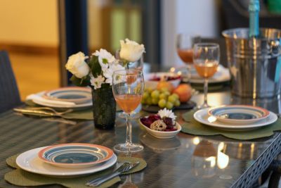 L-027 modernes Ferienhaus - Esstisch Aussen