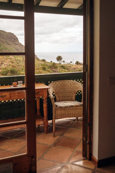 Ferienhaus A auf Finca Teneriffa - Balkon mit Aussicht und Gartenm&ouml;beln