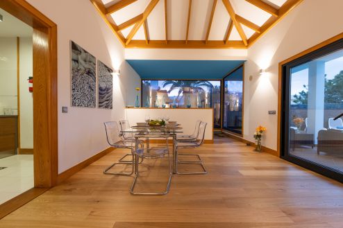 L-028 Ferienhaus Lanzarote mit großem Esstisch und Stühlen