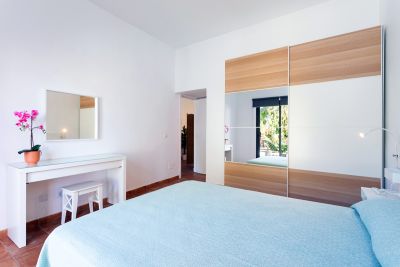 GO-041 Ferienwohnung La Gomera Valle Gran Rey, Hauptschlafzimmer mit Doppelbett und Kleiderschrank