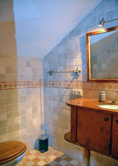 Fuerteventura Ferienwohnung F-140 Bad mit Waschtisch und gro&szlig;em Spiegel und WC