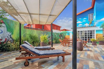 Ferienhaus Fuerteventura gro&szlig;e Terrasse mit Sonnenliegen F-225
