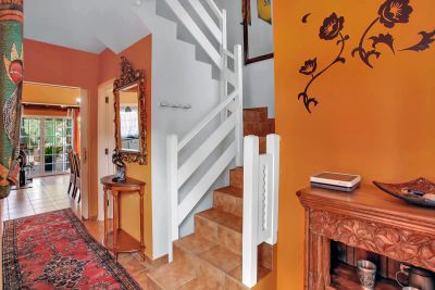 Ferienhaus Fuerteventura Blick in den Flur mit Treppenaufgang F-225