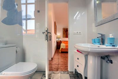 Ferienhaus Fuerteventura Bad mit Waschbecken und WC Bild 3 F-225