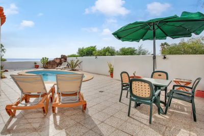 Ferienhaus Fuerteventura F-232 Terrasse mit privatem Pool und Sonnenliegen