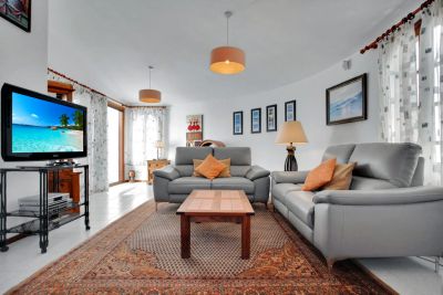 Ferienhaus Fuerteventura F-232 Blick in den Wohnraum mit SAT-TV