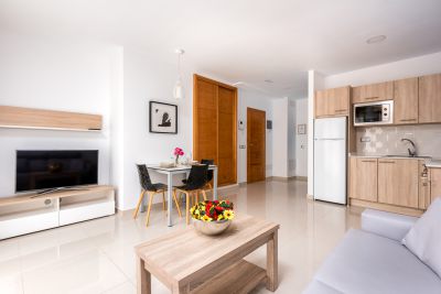 Ferienwohnung G-031 Puerto Mogan - 5A - Wohnraum mit TV und K&uuml;che 