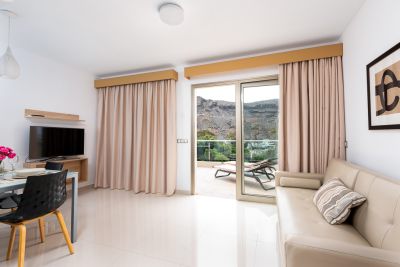 Ferienwohnung G-031 Puerto Mogan - 5B - Wohnraum mit TV und K&uuml;che 