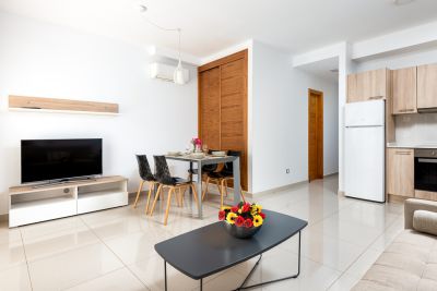 Ferienwohnung G-031 Puerto Mogan - 4A - Wohnraum mit TV und K&uuml;che 