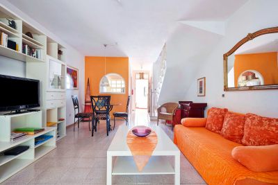 Teneriffa Ferienhaus TFS-128 Wohnraum mit Essbereich und SAT-TV