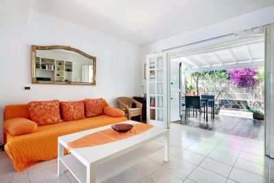 Teneriffa Ferienhaus TFS-128 Wohnraum mit Zugang zur privaten Terrasse