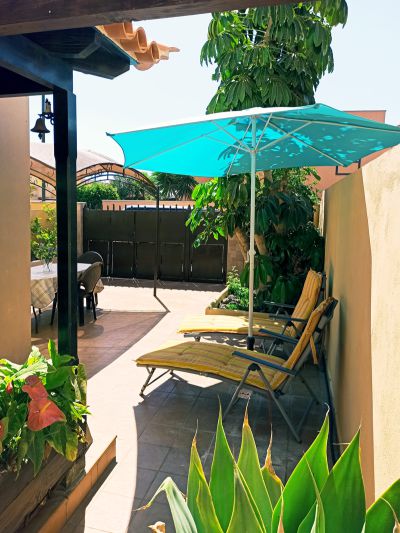 Teneriffa Ferienhaus TFS-131 Sitzecke und Sonnenliegen Terrasse