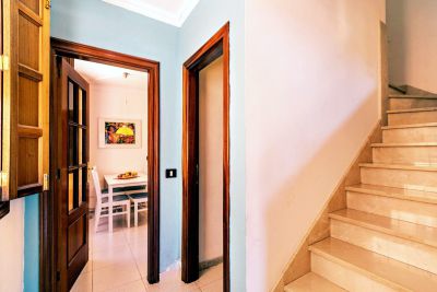 Teneriffa Ferienhaus TFS-131 Blick in den Essbereich und Treppenaufgang
